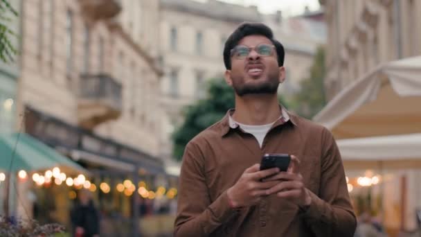 불행한 아라비아 아라비아 여행자 사업가는 온라인지도를 사용하여 가제트 마을을 거리를 — 비디오