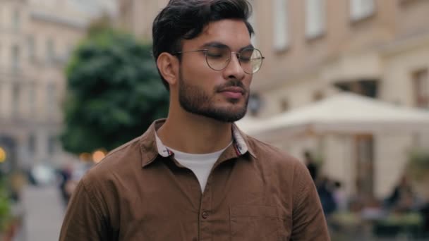 Opgewonden Indiaas Arabisch Etnisch Man Twintiger Jaren Man Bebaarde Zakenman — Stockvideo