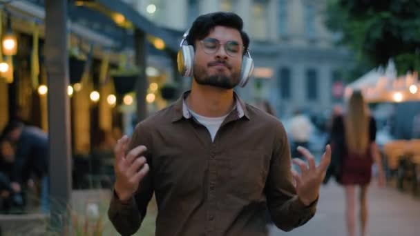 Indian Arabian Mężczyzna Nastolatek Gen Szczęśliwy Facet Student Biznesmen Turysta — Wideo stockowe