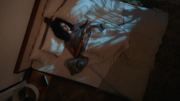 Top View Mujer Durmiendo Cama Noche Insomnio Tirar Mal Sueño — Vídeo de stock
