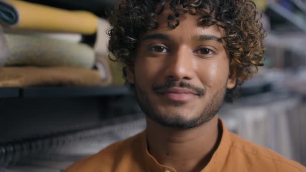 Arabian Indiase Latino Man Koper Klant Winkelen Kleding Kopen Textiel — Stockvideo