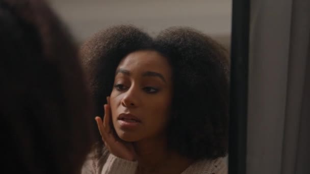 Rutina Belleza Chica Afroamericana Mujer Étnica Modelo Femenino Mirando Espejo — Vídeos de Stock