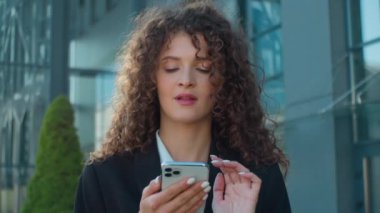Kafkasyalı kadın iş kadını. Şehirdeki akıllı telefon kullanan genç girişimci. Hayal kuran genç bir girişimci.