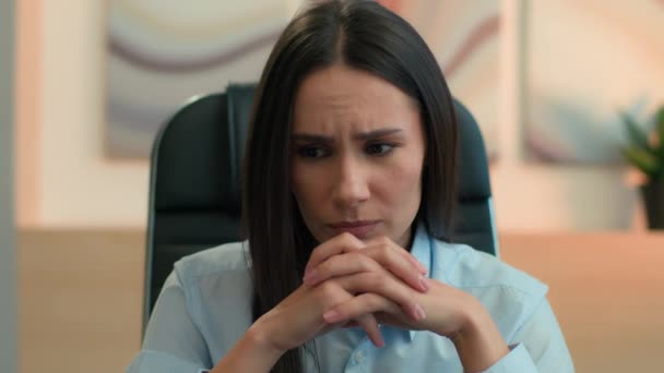 Gestresst Nachdenklich Traurig Kaukasische Frau Ängstlich Geschäft Mädchen Weiblich Arbeitgeber — Stockvideo