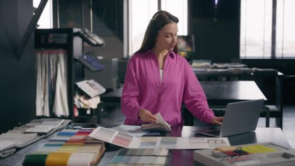 Kaukasische Weibliche Mädchen Frau Modedesignerin Architektin Geschäftsfrau Innenarchitektin Eingabe Laptop — Stockvideo