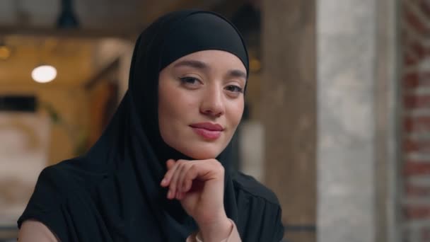 Muselman Islamisk Arabisk Kvinna Svart Hijab Glad Etnisk Vacker Flicka — Stockvideo