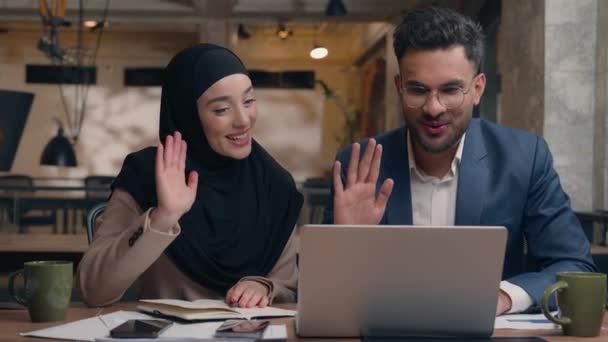 Арабская Мусульманка Бизнесмен Индийский Бизнесмен Два Бизнес Партнера Женщина Хиджабе — стоковое видео