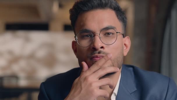 Bedachtzame Penibele Arabische Indische Man Mannelijke Zakenman Denken Twijfelachtige Ernstige — Stockvideo