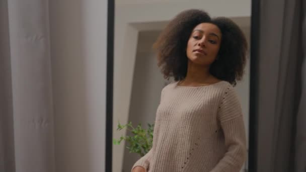 Stilvolle Ethnische Afroamerikanerin Blick Auf Spiegel Reflexion Mädchen Trägt Pullover — Stockvideo