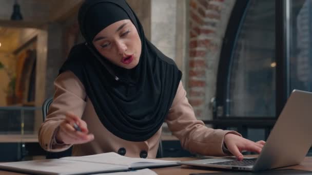 Arabiska Muslimska Islamiska Kvinna Hijab Multitasking Upptagen Affärskvinna Arrangör Prata — Stockvideo