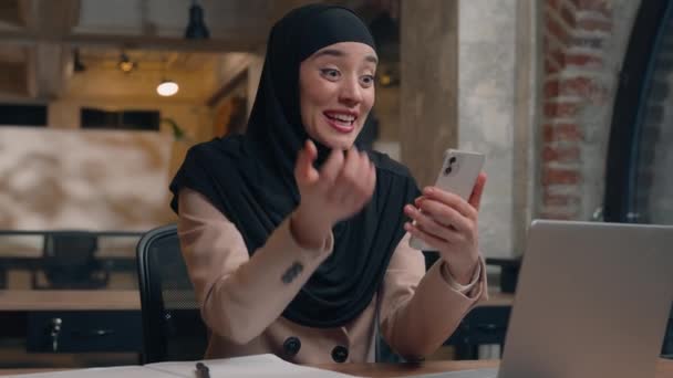 Арабська Ісламська Дівчина Мусульманка Хіджабі Здивувала Щасливих Щасливих Жінок Бізнесменів — стокове відео