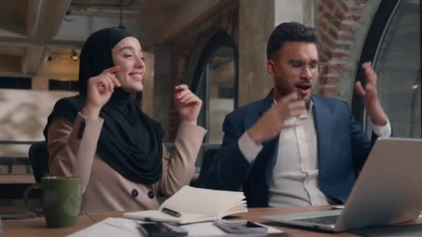 Арабська Ісламська Жінка Хіджабі Індійський Чоловік Бізнес Партнери Корпоративні Колеги — стокове відео