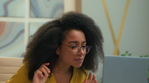 在办公室用笔记本电脑工作的非洲裔美国女商人不高兴的女孩与视力模糊的女经理摘下眼镜光学眼镜聚焦问题相混淆 — 图库视频影像