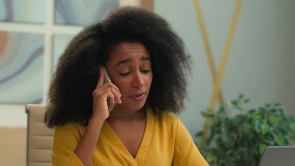 怒っている怒っている怒っているアフリカ系アメリカ人女性雇用主マネージャー 女性ビジネスマン 話す携帯電話を主張 怒った怒ったビジネス女性の口論 オフィスでスマートフォン通話 — ストック動画