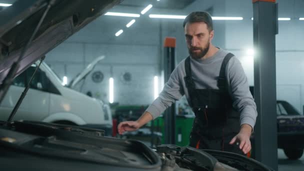 Service Worker Auto Mechanic Caucasian Man Male Guy Repairman Garage — Vídeos de Stock