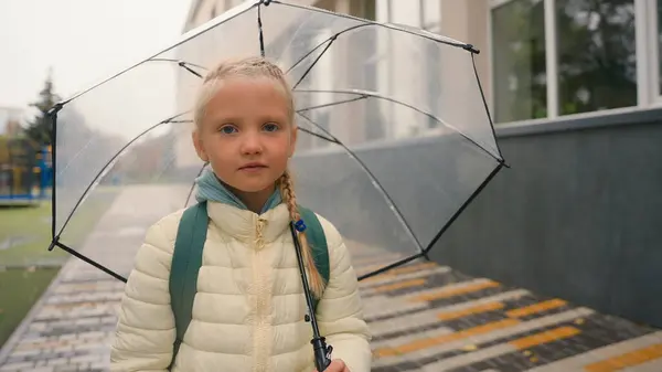 Школярка Маленька Дівчинка Збирається Тримати Парасольку Дощова Погода Вологою Хмарною Ліцензійні Стокові Фото