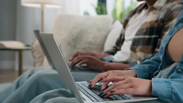 아프리카계 미국인 인터넷 컴퓨터 중독자 아파트에서 노트북을 타이핑 집에서 온라인으로 — 비디오