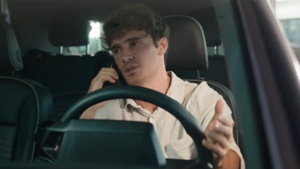 Tatminsiz Sinirli Sinirli Yorgun Stresli Kafkasyalı Adamı Şoför Elektrikli Araba — Stok video