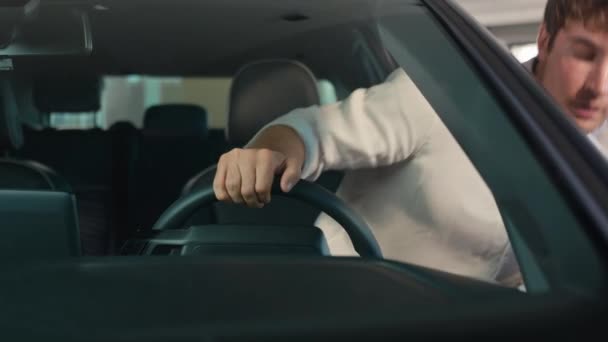 白人商人司机男人开了新现代电动车的门坐在车内庆祝买车手势是的赢得了成功在租车方面实现了快乐的微笑 — 图库视频影像