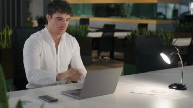 Kafkas mutlu gülümseme başarılı verimli iş adamı çevrimiçi bilgisayar işini tamamladı laptop masa lambasını kapat iyi sonuç veren iş adamı telefonu bırak