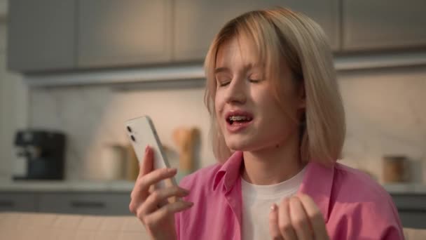 感情的な怒り狂った怒り狂った怒りイライラした混乱したコーカサス州の十代の学生の女性 自宅で話す 携帯電話通話 スマートフォン会話の問題 — ストック動画