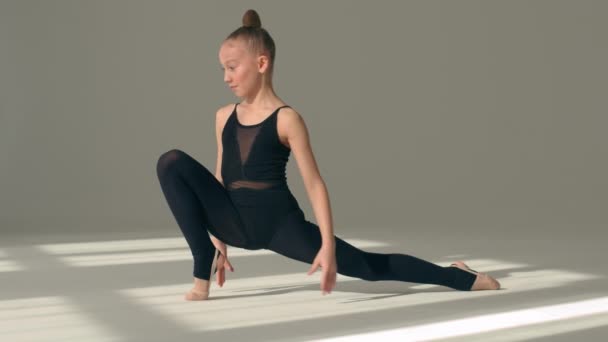 Μικρή Ευέλικτη Gymnast Κορίτσι Παιδί Εκτελέσει Ακροβατικό Στοιχείο Στούντιο Χορού — Αρχείο Βίντεο