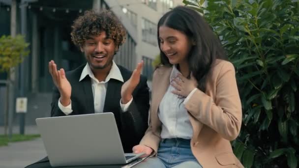 아라비아어 비즈니스 파트너 사람들 사업가 비즈니스Woman 노동자 관리자 승리에 컴퓨터와 — 비디오
