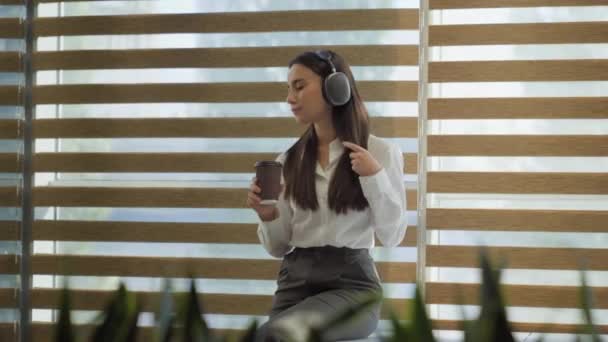 Kaukázusi Nyugodt Boldog Tánc Üzletasszony Lány Irodai Munka Szünet Hallgat — Stock videók