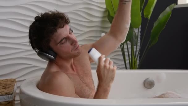 Relaxado Homem Banho Relaxante Lavagem Banheira Espumoso Água Quente Masculino — Vídeo de Stock