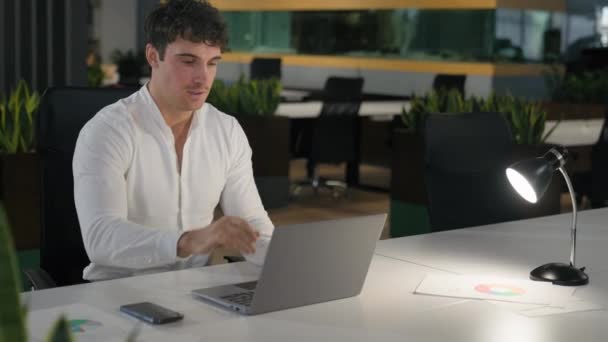 성공적인 생산적인 사업가 온라인 컴퓨터 노트북 테이블 떨어져 사업가 사무실을 — 비디오
