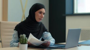 Ciddi Müslüman kadın Arap iş kadını tesettürlü kadın işkadını, kadın işveren başı danışmanı, kız danışman, video konferansı, bilgisayar konferansı, kağıt belgeleri, ofis içi iş danışmanlığı.