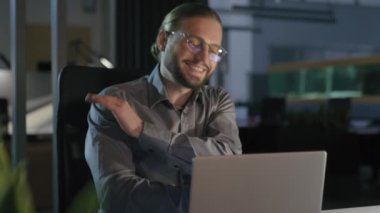 Mutlu gülümseyen Kafkasyalı başarılı iş adamı dizüstü bilgisayar başarısı bilgisayar başarısı iş adamı iş adamı ofis çalışanı akşamı başarıya ulaş zafer dansı parmak şıklatması