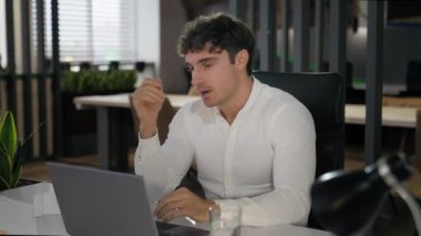 Üzücü hayal kırıklığına uğramış işadamı işveren lideri şirket CEO 'su işe alım müdürü erkek İK müdürü video konferansından bahseden iş adamı yakınlaşması baş ağrısı sorunu sona erdi