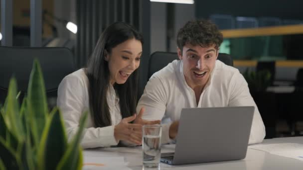 Arkadaşları Arkadaşları Ofis Çalışanları Kadını Adamı Laptop Şirketi Başarısı Finansal — Stok video