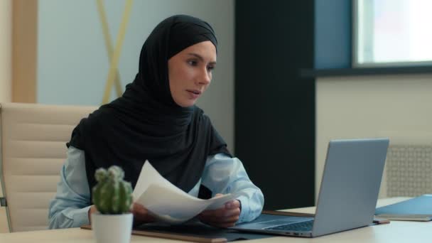 Allvarlig Muselman Kvinna Arabiska Islamisk Affärskvinna Hijab Kvinnlig Arbetsgivare Ledare — Stockvideo