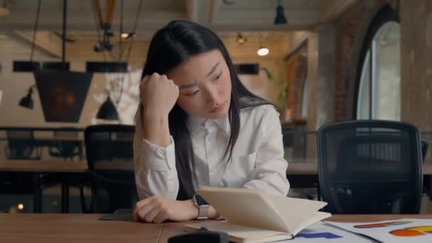 Zmęczony Wyczerpany Azji Dziewczyna Biurze Smutny Businesswoman Zdenerwowany Koreański Biznes — Wideo stockowe