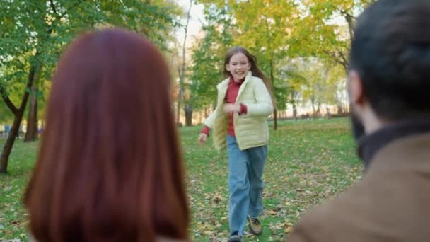 Kaukasisch Glücklich Familie Wochenende Urlaub Natur Freien Der Stadt Herbst — Stockvideo