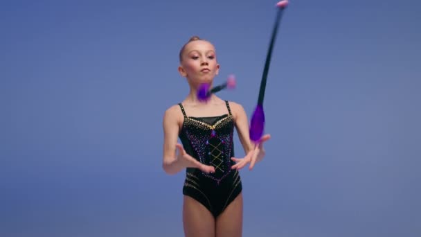 Kaukaski Mała Dziewczynka Dziecko Uczennica Szkolenie Sport Szkoła Gimnastyka Kobieta — Wideo stockowe