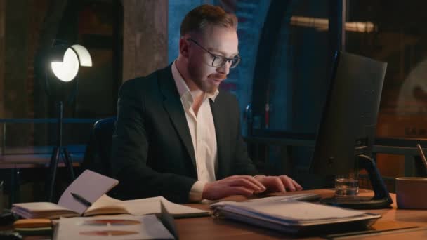어두운 저녁에 컴퓨터와 사업가 사무실 노동자 고용주 기업가 오버타임 온라인 — 비디오