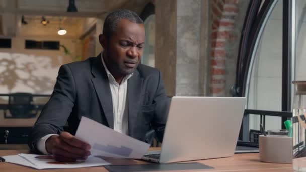 Stres Zdenerwowany Niepowodzenie Papierkowa Robota Stres Problem Afroamerykanin Przedsiębiorca Laptopem — Wideo stockowe