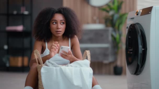 Afro Amerikaanse Vrouw Meisje Peinzend Denken Idee Doordachte Denkoplossing Aarzelen — Stockvideo