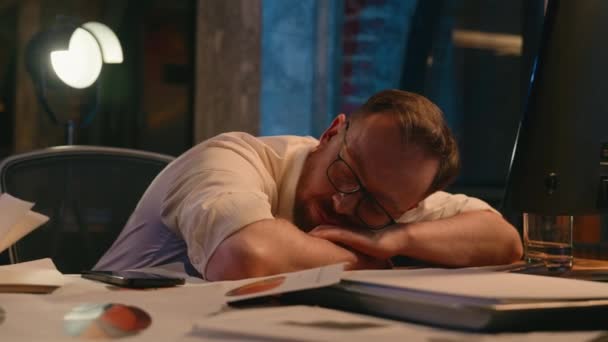 Beyaz Adam Tezgahtar Adamı Erkek Müdür Masa Başında Uyumaktan Yoruldu — Stok video