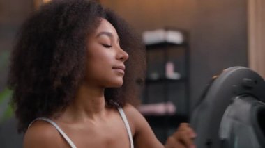 Afro-Amerikalı kadın kadın, etnik kadın ev sahibi ev sahibi, ev sahibi, çamaşır makinesi temiz beyaz havlu bezi, hoş kokulu koku, koku giderici jel, gülümsüyor.