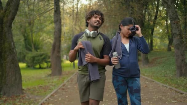 Dos Deportistas Sonriendo Hablando Caminando Juntos Parque Ciudad Después Correr — Vídeo de stock
