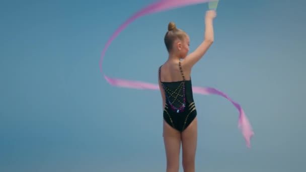 Młoda Gimnastyczka Przędzenie Wstążką Gimnastyczną Kaukaska Mała Dziewczynka Dziecko Nastolatek — Wideo stockowe