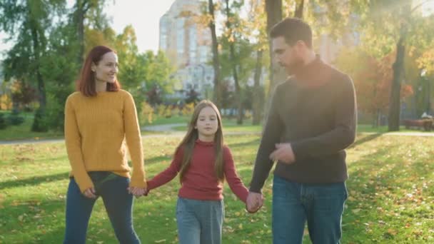 Ευτυχισμένος Καυκάσιος Οικογένεια Κρατώντας Χέρια Πόδια Στο Πάρκο Μιλάμε Γονείς — Αρχείο Βίντεο