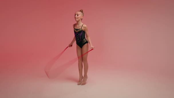 Kleine Mädchen Glücklich Kaukasischen Kind Junge Akrobatin Turnerin Akrobatin Ballerina — Stockvideo