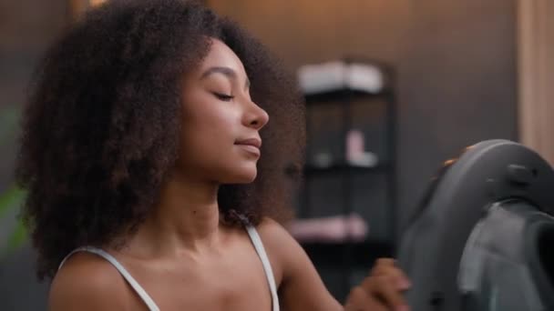 Afro Amerikalı Kadın Kadın Etnik Kadın Sahibi Sahibi Sahibi Çamaşır — Stok video