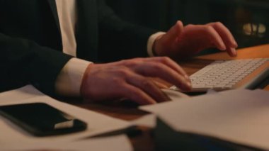 Geç saatlere kadar çalışan işkolik işadamı Kafkasyalı işadamının çekimlerini yapan işveren, bilgisayarlı klavye bilgisayarına yoğunlaşarak internetteki adam, karanlık gece ofis bilgisayarında fazla mesai yaparak çalışıyor.