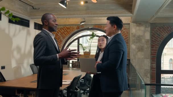Drei Multiethnische Kollegen Mitarbeiter Geschäftsleute Sprechen Büro Afroamerikanische Erwachsene Geschäftsmann — Stockvideo